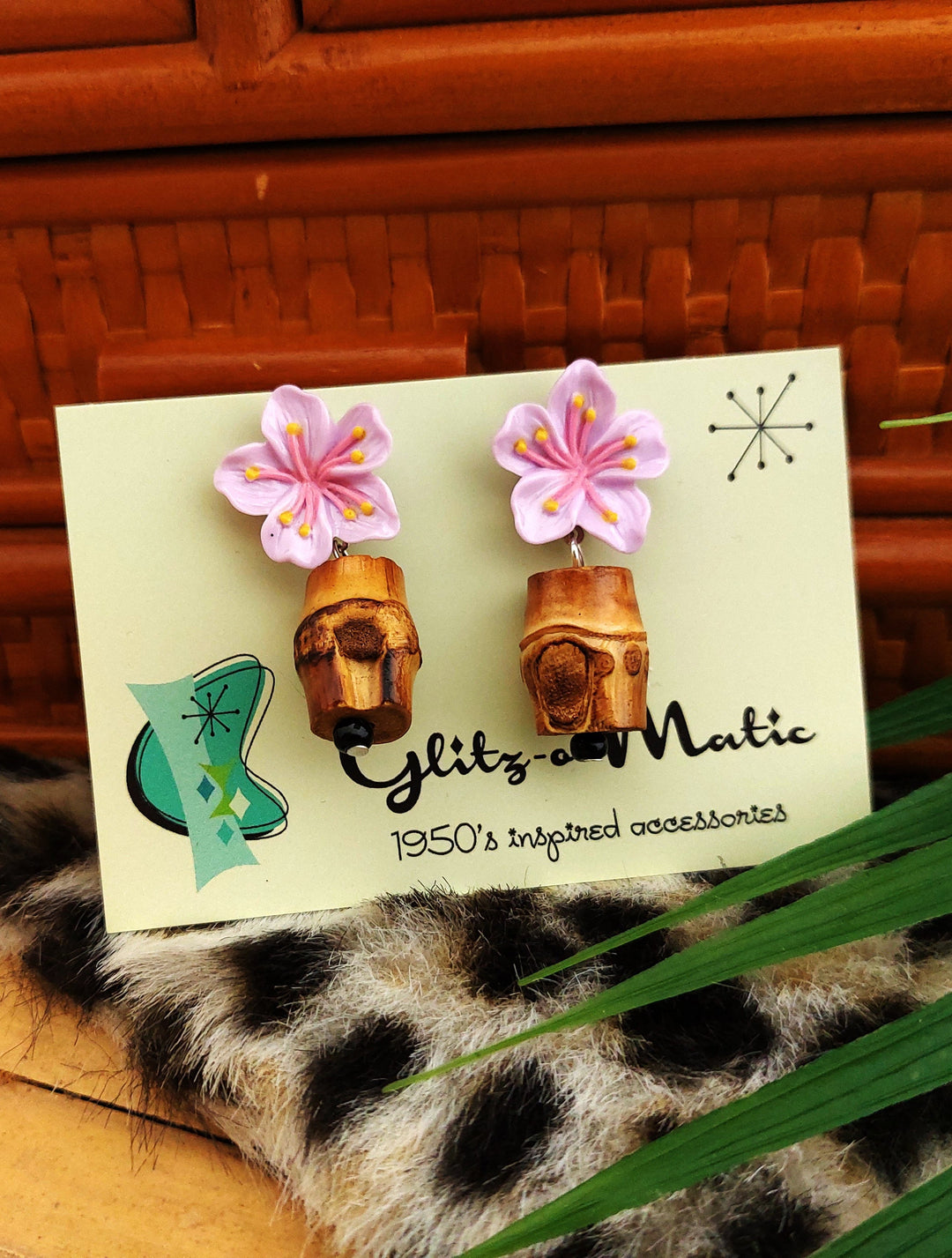 Glitz-o-Matic – Pendientes de bambú hibisco en lila