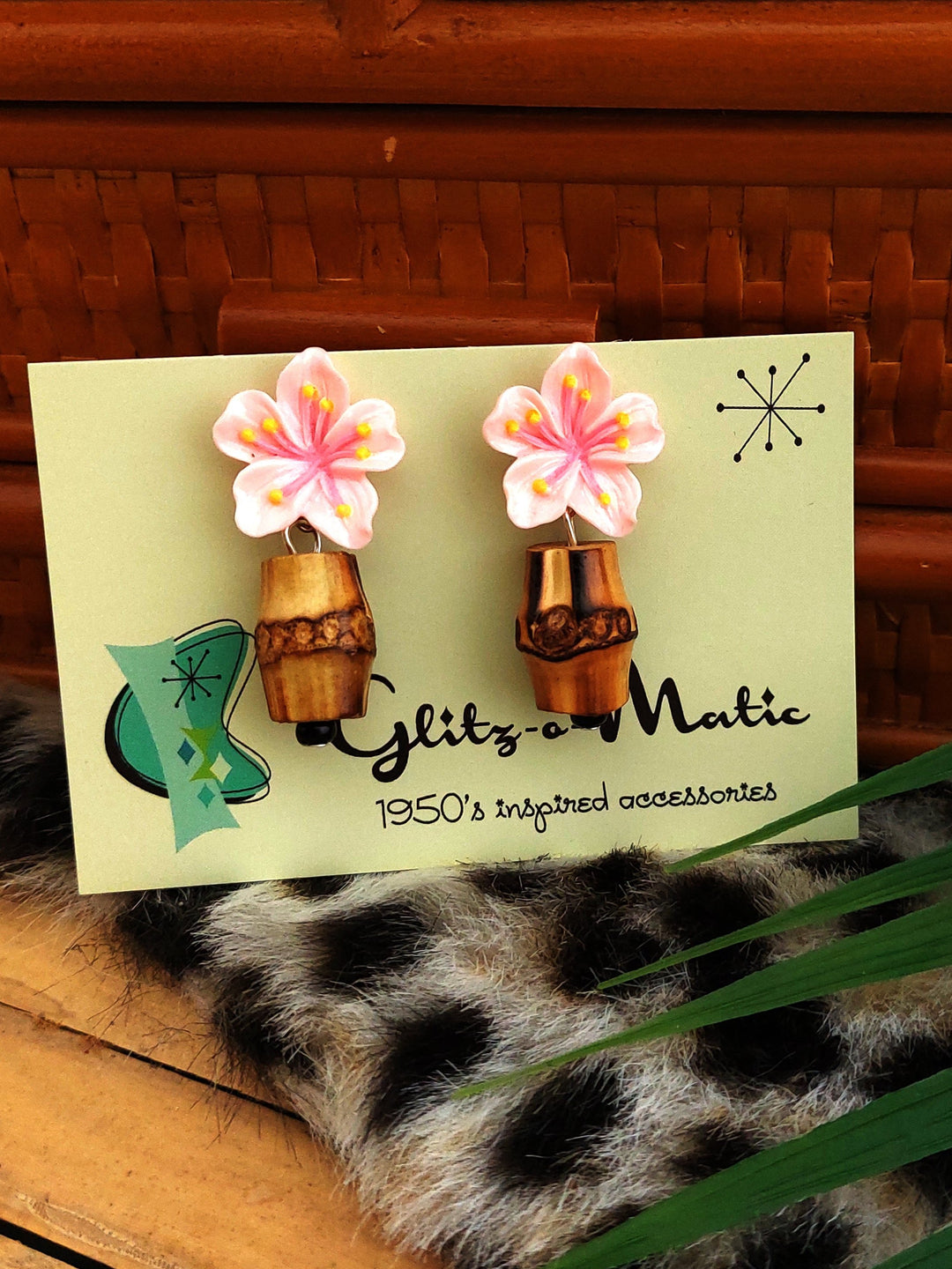 Glitz-o-Matic – Boucles d'oreilles Hibiscus Bamboo en rose