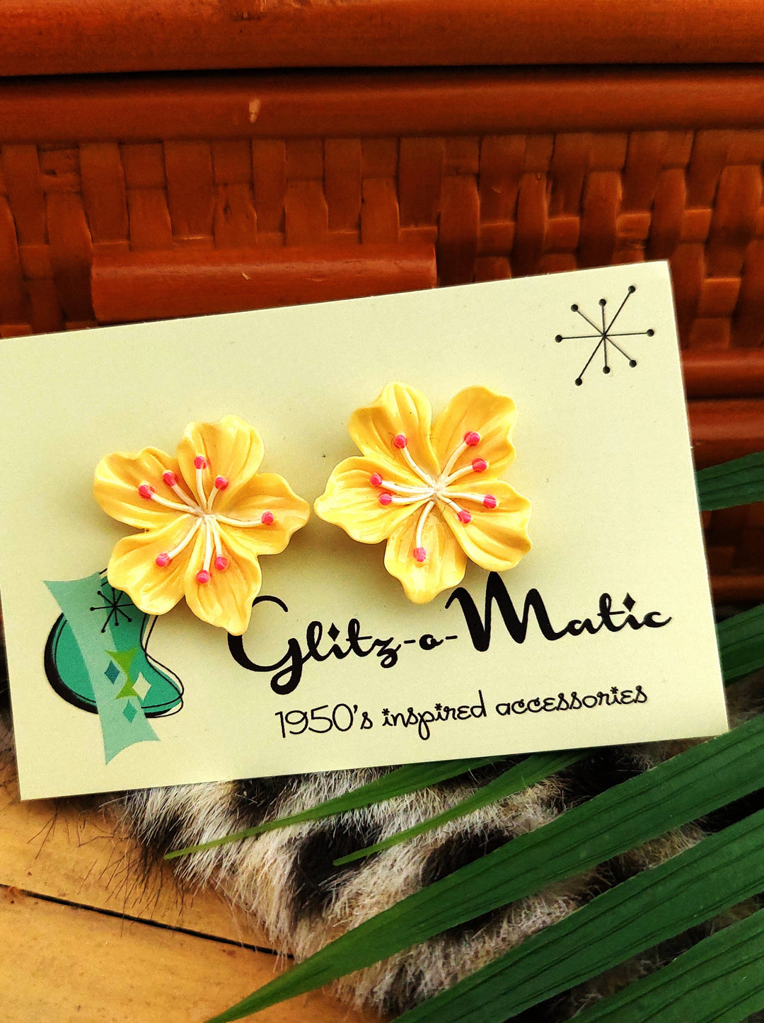 Glitz-o-Matic – Pendientes de hibisco en amarillo