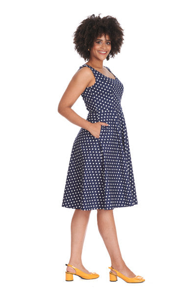 Banned Retro - Dot Days Swing Dress in marineblauw