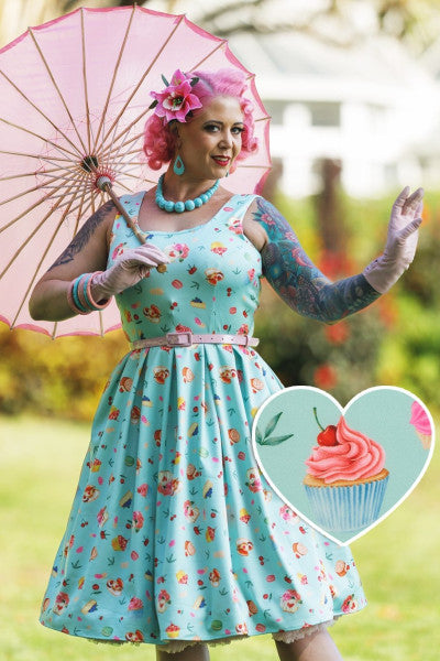 Dolly & Dotty - Robe de thé de l'après-midi Amanda des années 50 en imprimé gâteau bleu