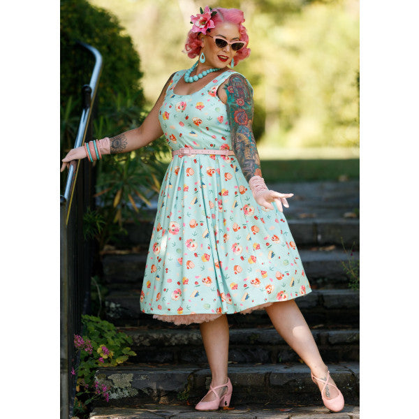 Dolly & Dotty - Robe de thé de l'après-midi Amanda des années 50 en imprimé gâteau bleu