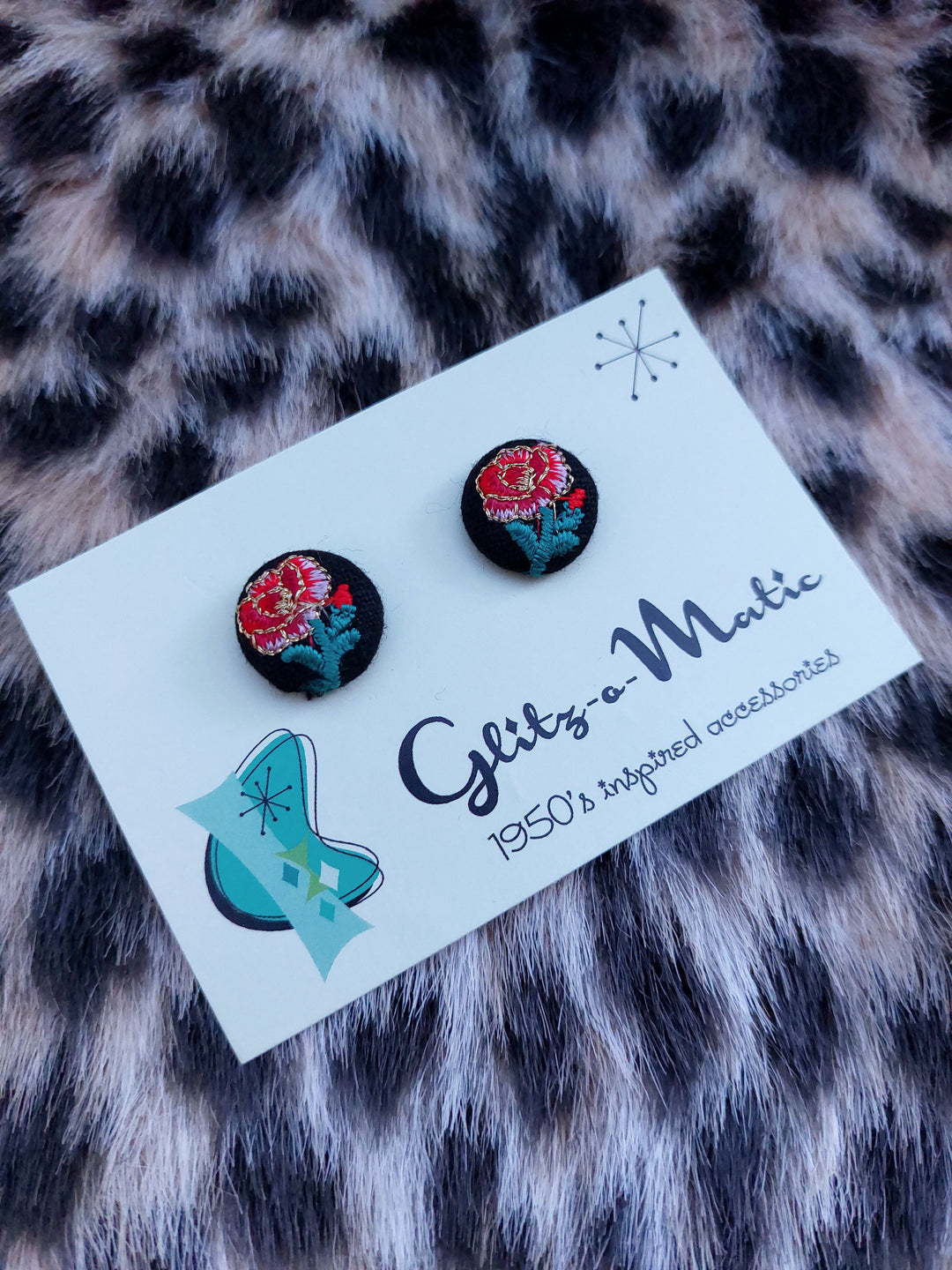 Glitz-o-Matic – Pendientes de rosa bordada en negro