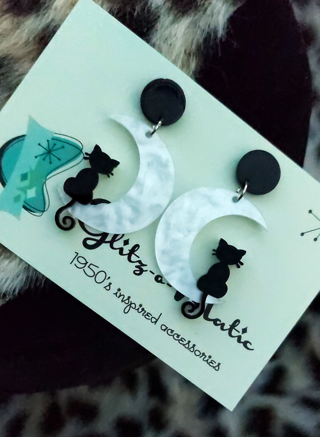 Glitz-o-Matic – Pendientes de Gato Blanco Lunar